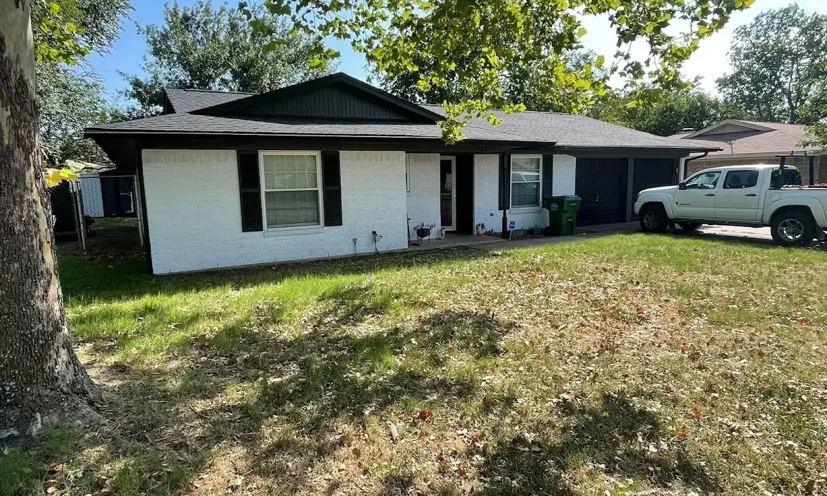 Professional roofing crew working on a residential roof in La Presa